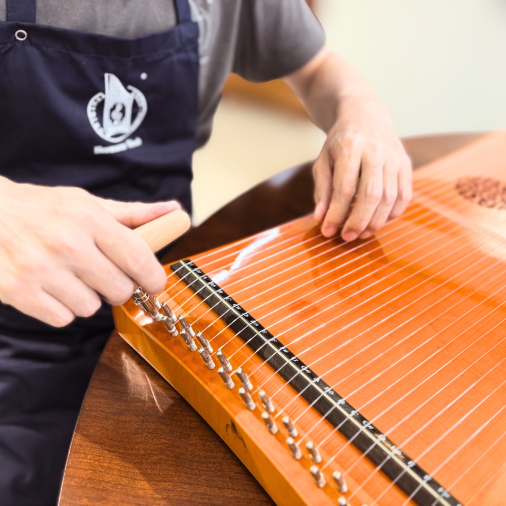 専門職人によるハープの点検・整備